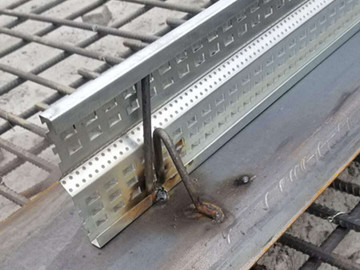 止水魚鱗網(wǎng)片操作要點(diǎn)后澆帶施工縫處支模方法